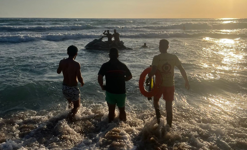 إنقاذ مواطنين من الغرق مقابل شاطئ جبيل (صوَر)