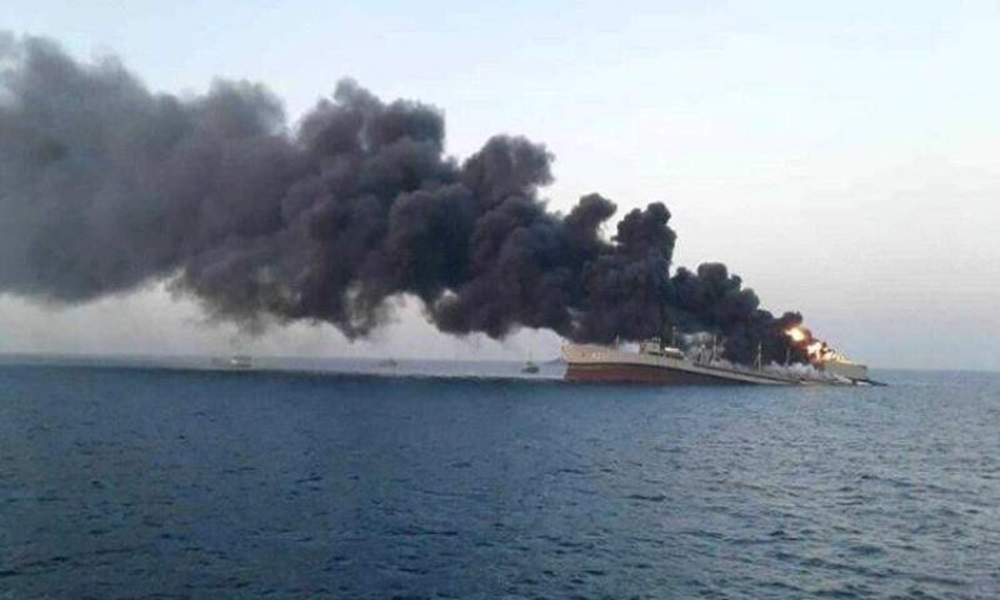 إصابة سفينة تجارية بهجوم في البحر الأحمر