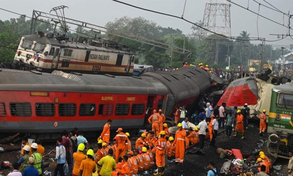 بالفيديو: حادث تصادم بين قطاري ركاب وبضائع في الهند