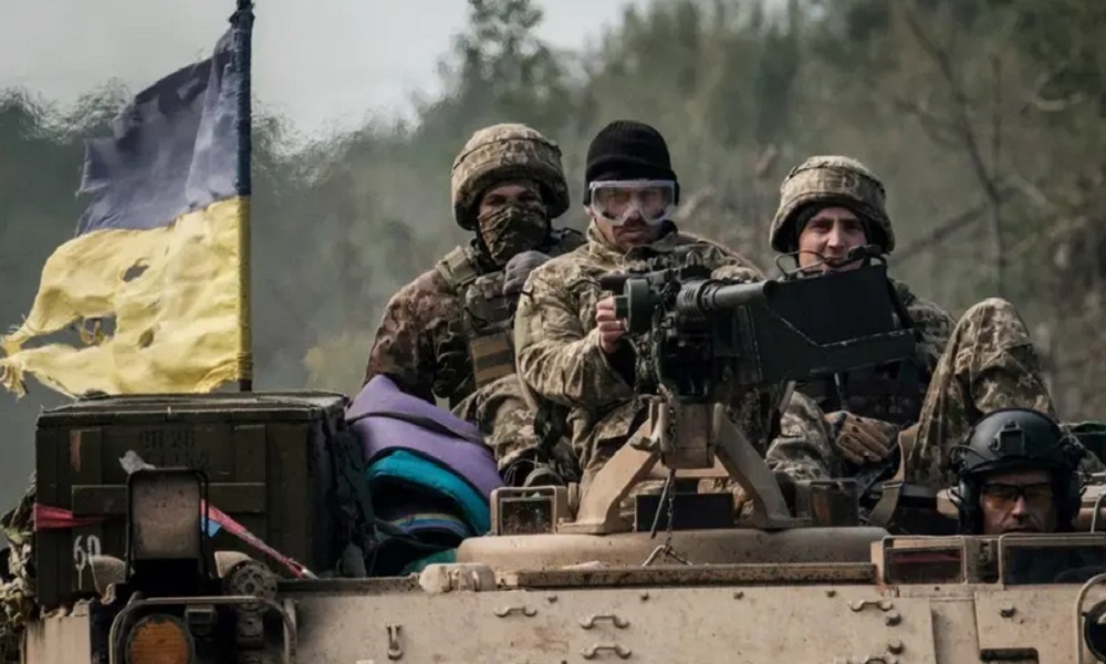 أوكراني يتنكر بزي مسنة هربًا من التجنيد (فيديو)