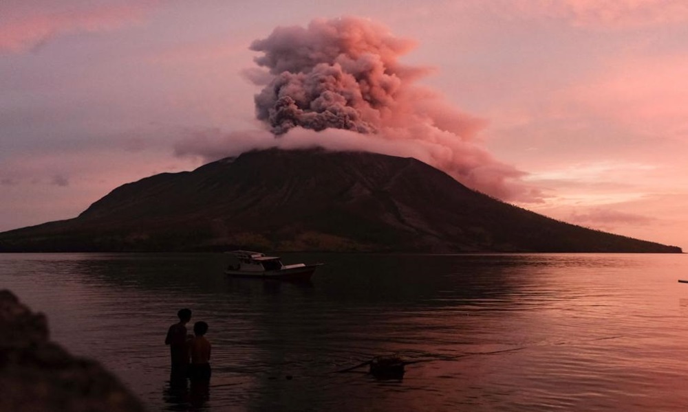 بالصور: بركان جبل إيبو في إندونيسيا يثور ويقذف حممًا