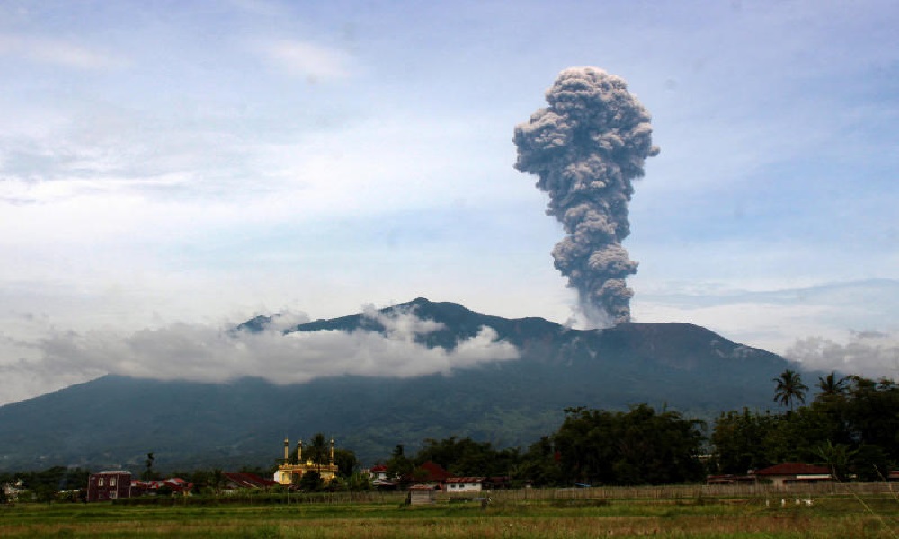 بالصوَر: ثوران بركان جبل إيبو في إندونيسيا… وتحذير!