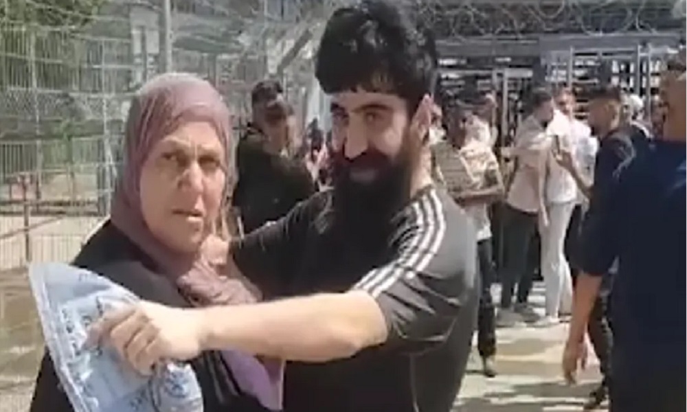 بالفيديو: أم فلسطينية لم تتعرف على ابنها بعد الإفراج عنه