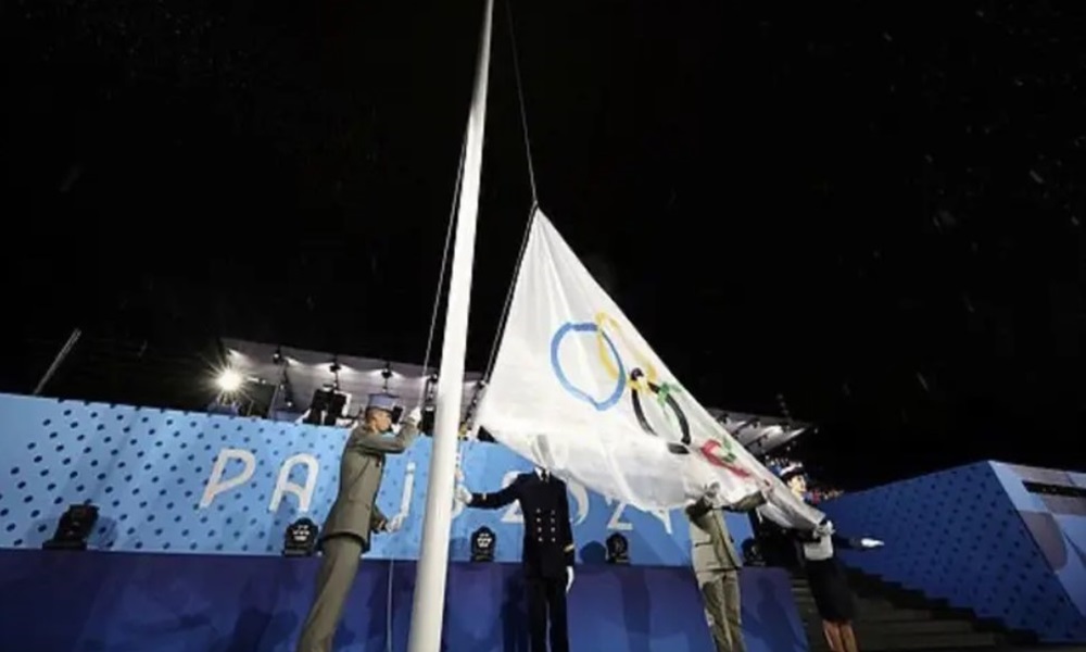 فرنسا ترفع علم الأولمبياد بالمقلوب!