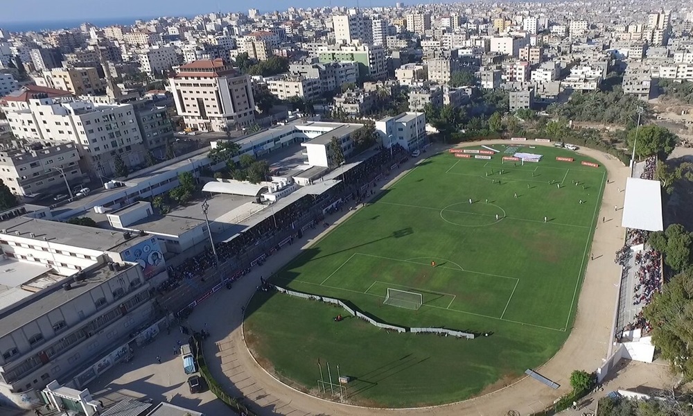 بالصور: أكبر ملعب لكرة القدم في غزة يتحول إلى مأوى