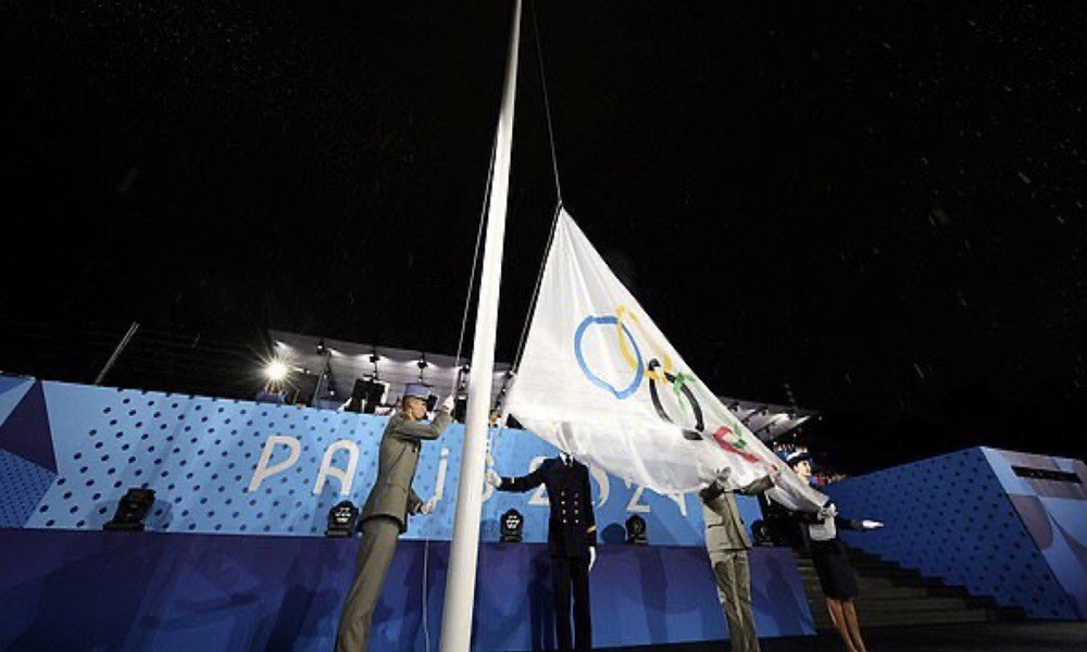 بالفيديو: باريس ترفع علم الألعاب الأولمبية معكوسًا!