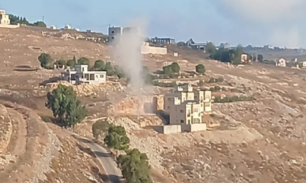 بالصور- استهداف سيارة ودراجة بين ميس الجبل وشقرا