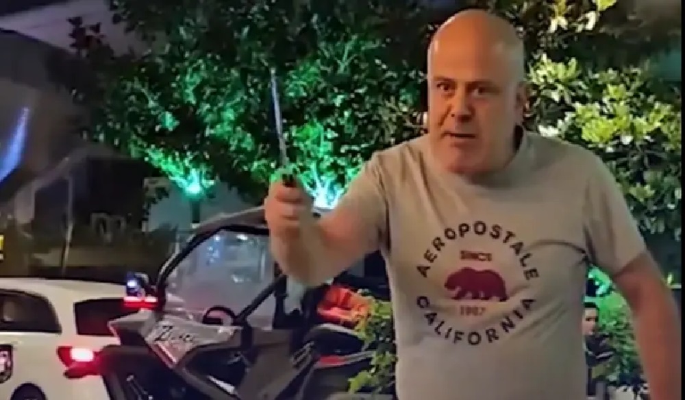 القبض على مواطن تركي هدد سياحاً سعوديين بالسكين
