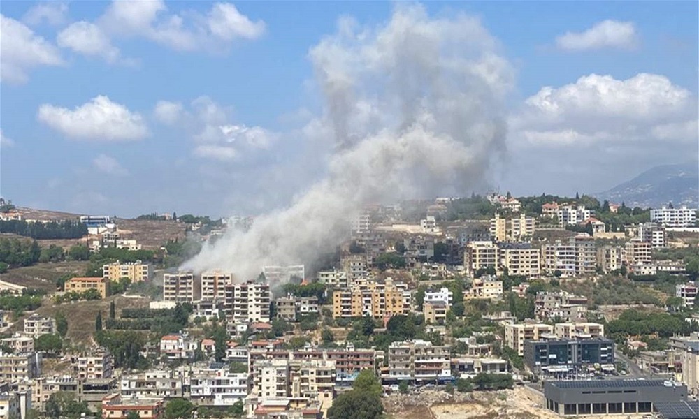 بالفيديو: إصابات بغارة اسرائيلية على مبنى في النبطية