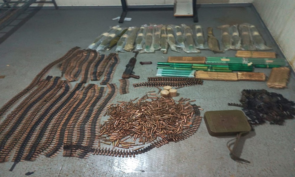 بالصور: الجيش يضبط أسلحة وقذائف مع مطلوبين على الحدود