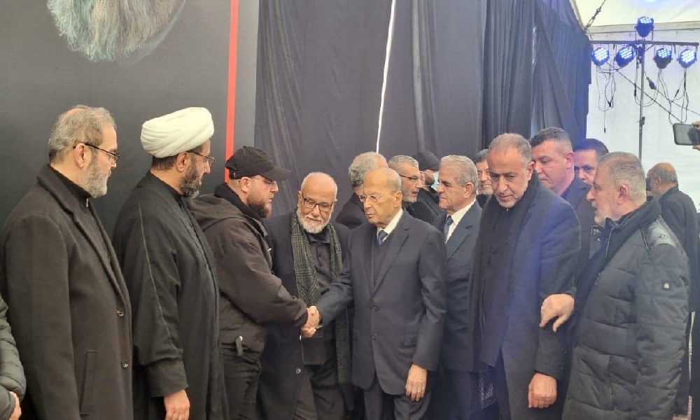 ميشال عون يقدم واجب العزاء في الضاحية (صورة)