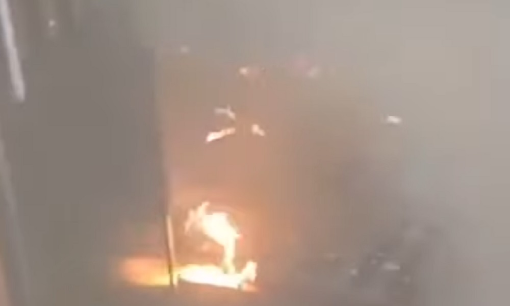 بالفيديو: إضرام النار في مسجد حوش السيد علي