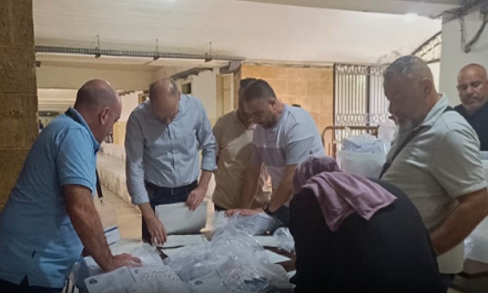 محافظ الجنوب يشرف على تجهيز صناديق الاقتراع