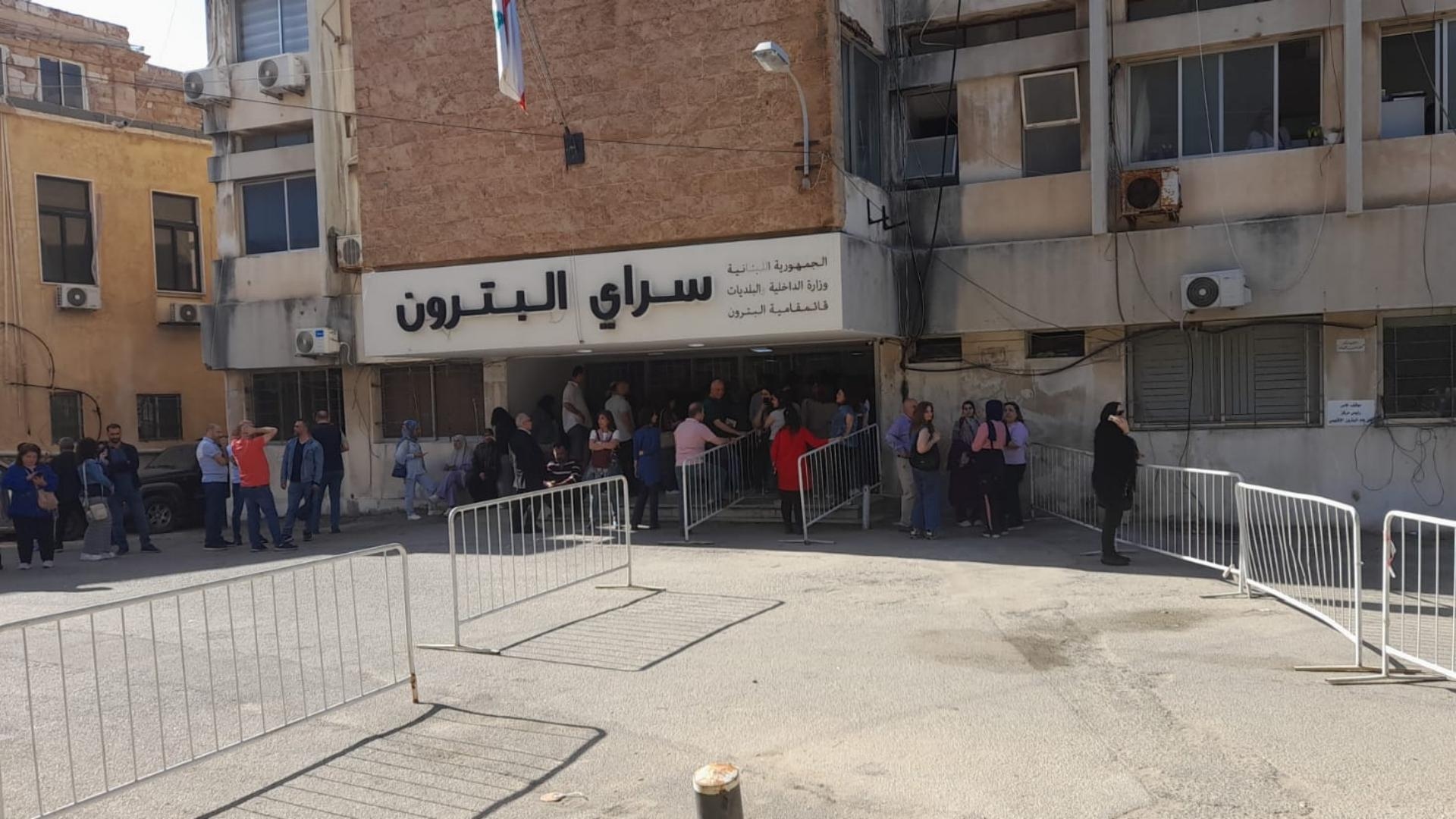 بالصور: تأخير في تسليم صنادق الاقتراع في البترون