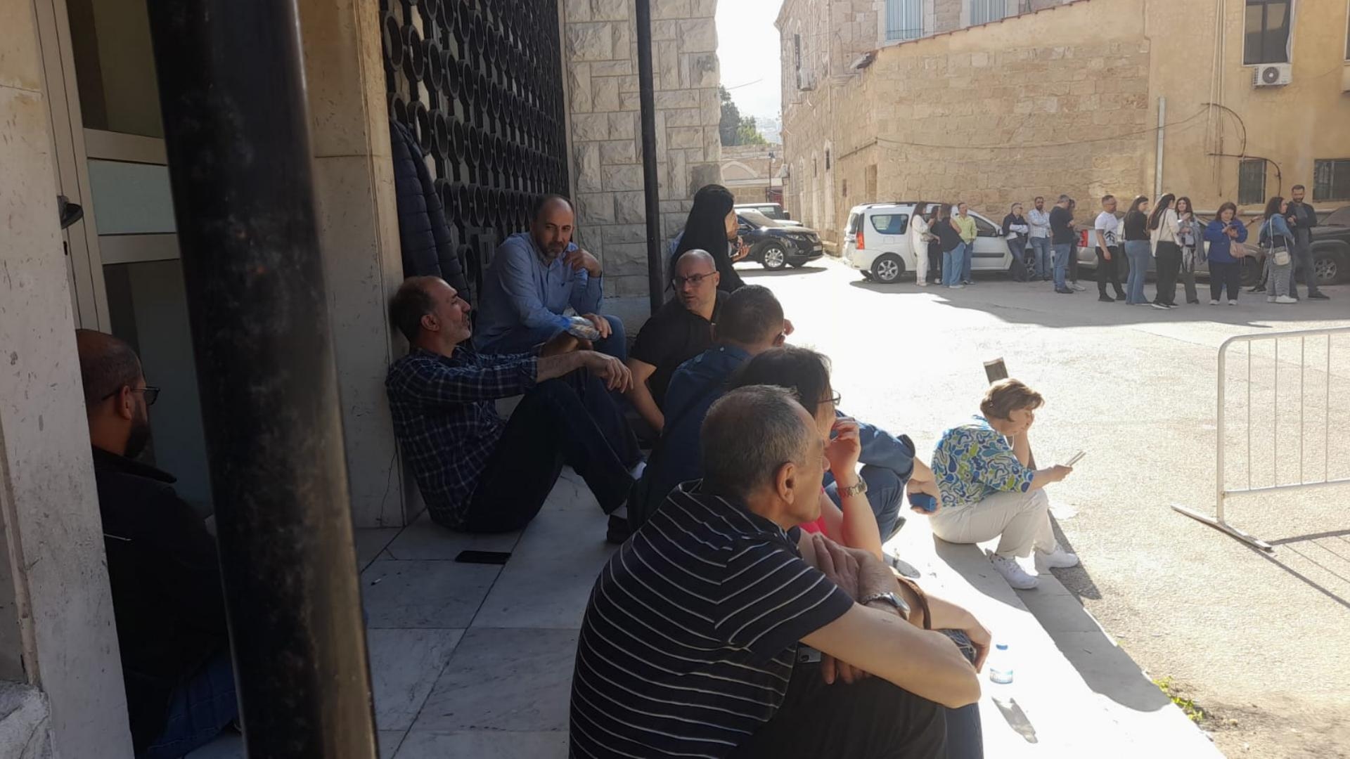 بالصور: تأخير في تسليم صنادق الاقتراع في البترون