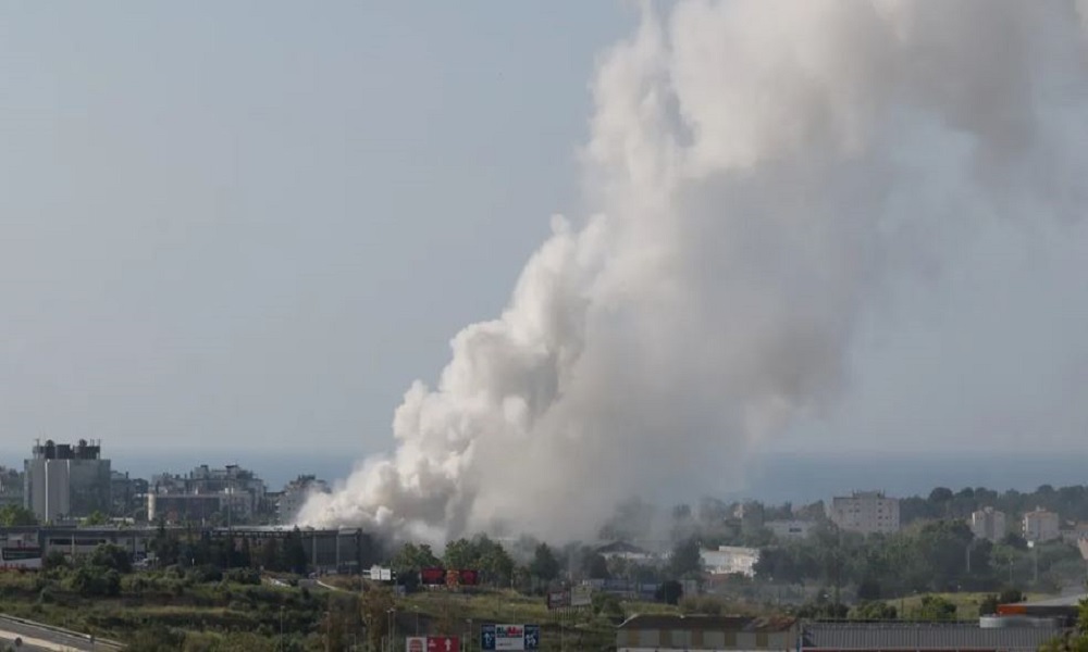 إسبانيا.. “سحابة سامة” تحبس عشرات الآلاف بمنازلهم