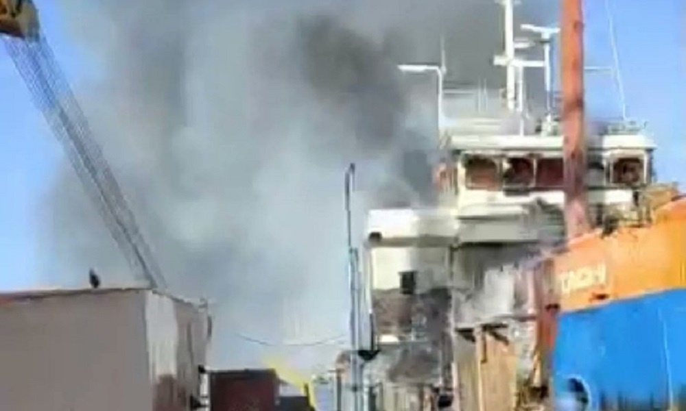 حريق على متن باخرة في مرفأ طرابلس