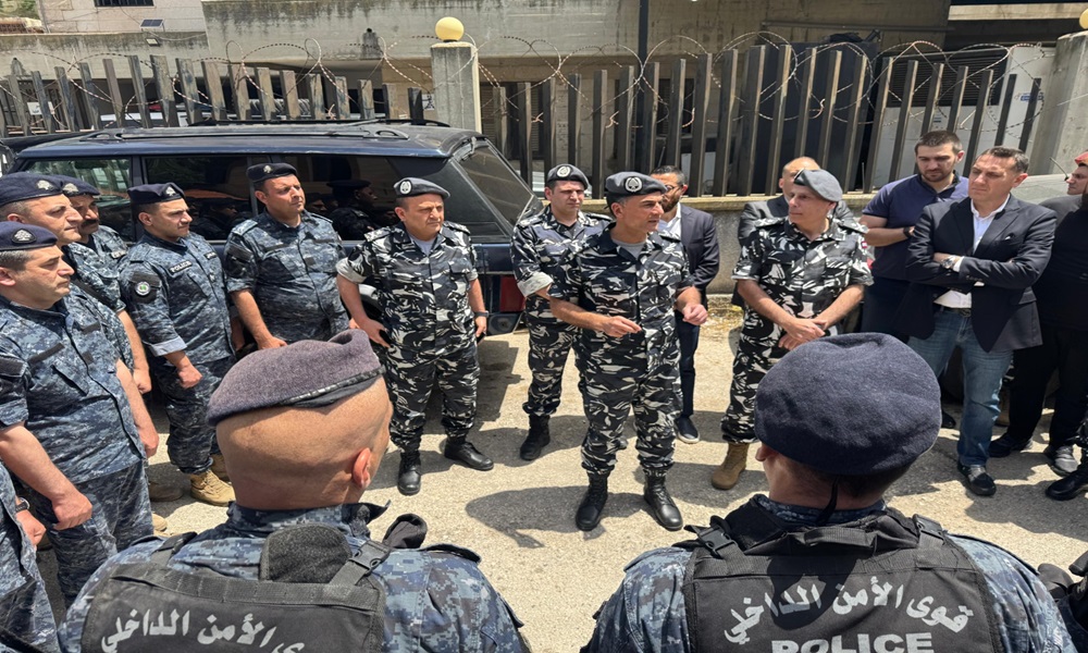 بالصور: جولة للمدير العام لقوى الأمن في مراكز الاقتراع