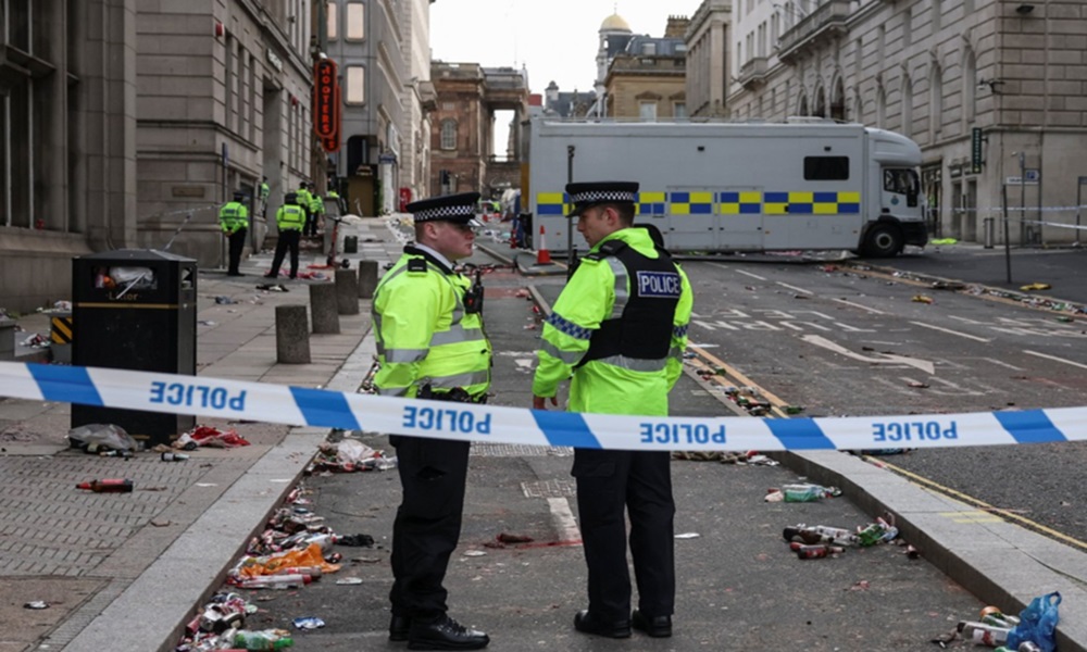 50 جريحًا في حادث دهس جماهير ليفربول! (فيديو)