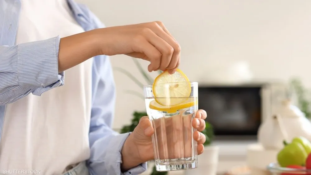 كوب ماء وليمون… سر بسيط لمقاومة الشيخوخة
