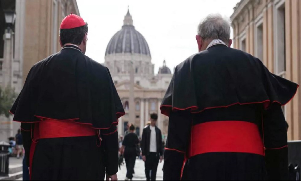 كرادلة العالم يتوافدون إلى روما استعدادًا لانتخاب البابا