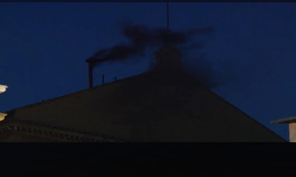 أول تصويت في الفاتيكان.. ودخان أسود!