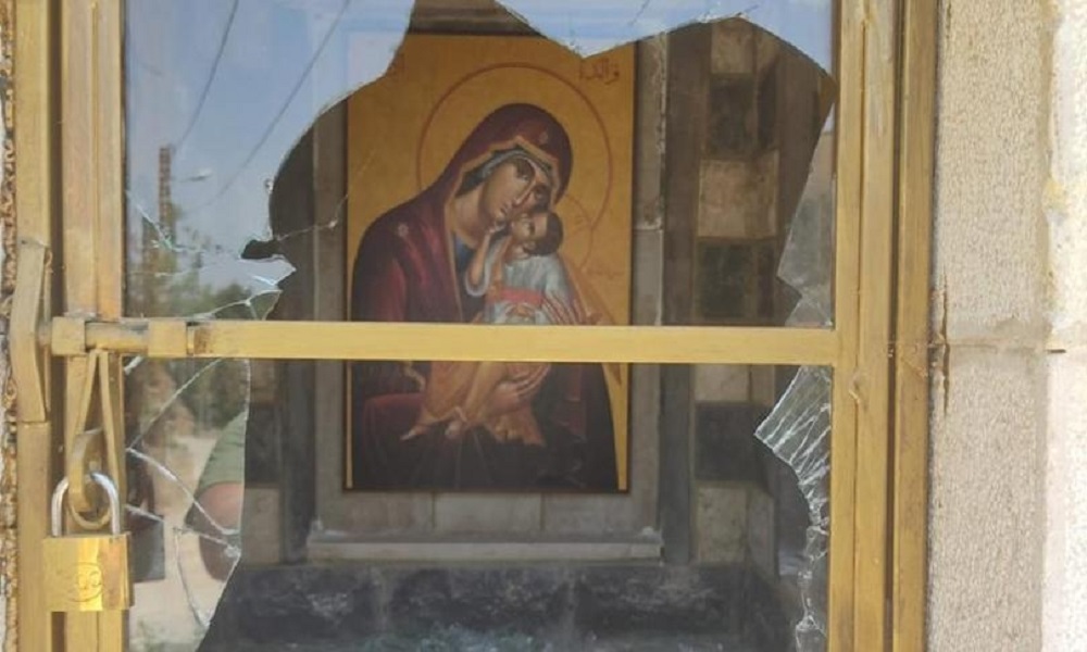 بالصور: تحطيم واجهة مزار للسيدة العذراء في عكار