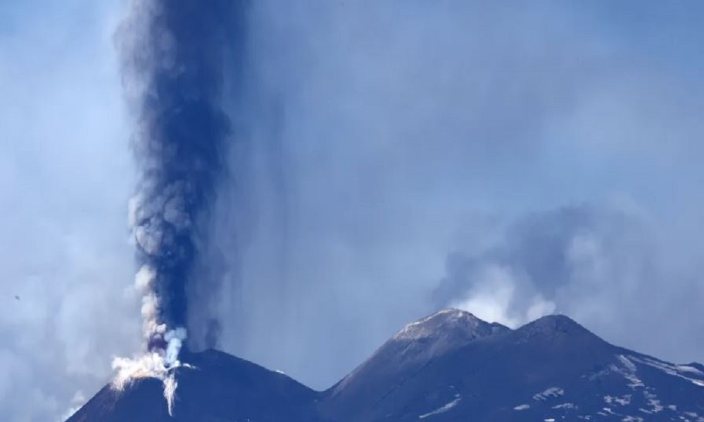 ثوران مفاجئ في بركان جبل إتنا العملاق