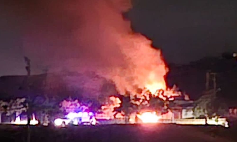 إشعال نار بمولد كهربائي يغذي محطة مياه