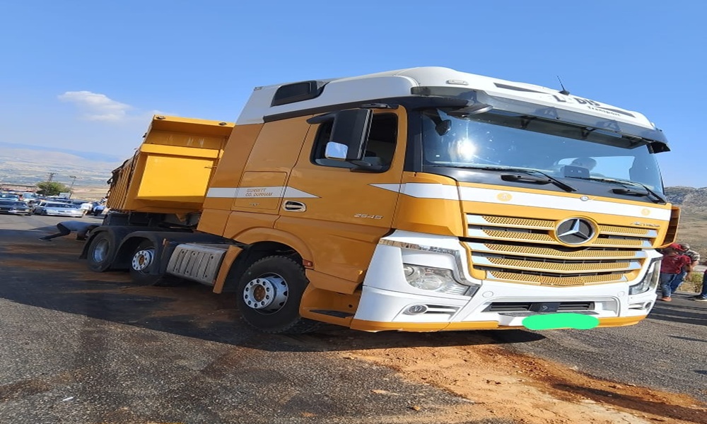 سائقو شاحنات قطعوا طريق ضهر البيدر احتجاجا