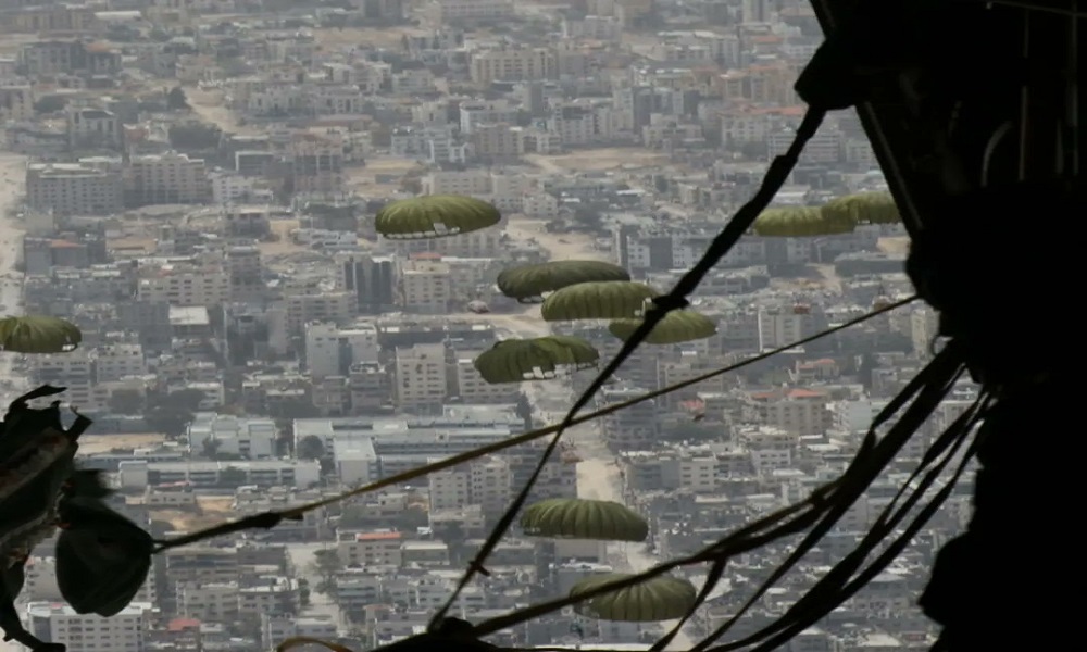 بالفيديو: إلقاء 25 طناً من المساعدات الإنسانية فوق غزة
