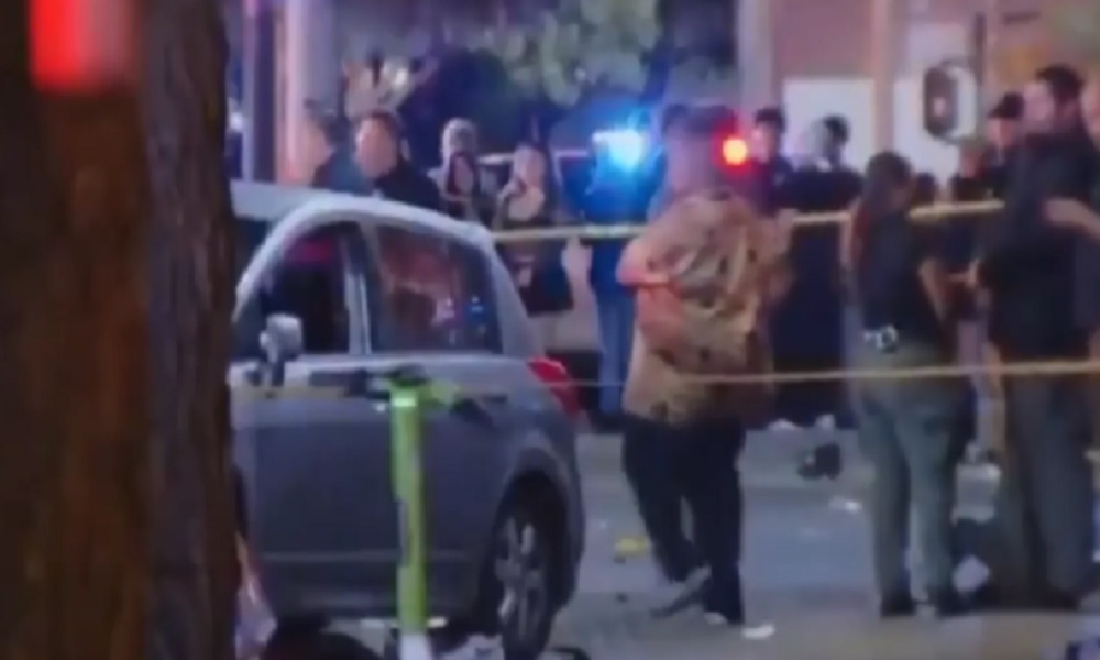 بالفيديو: 20 جريحاً إثر صدم سيارة لحشد في لوس أنجلوس