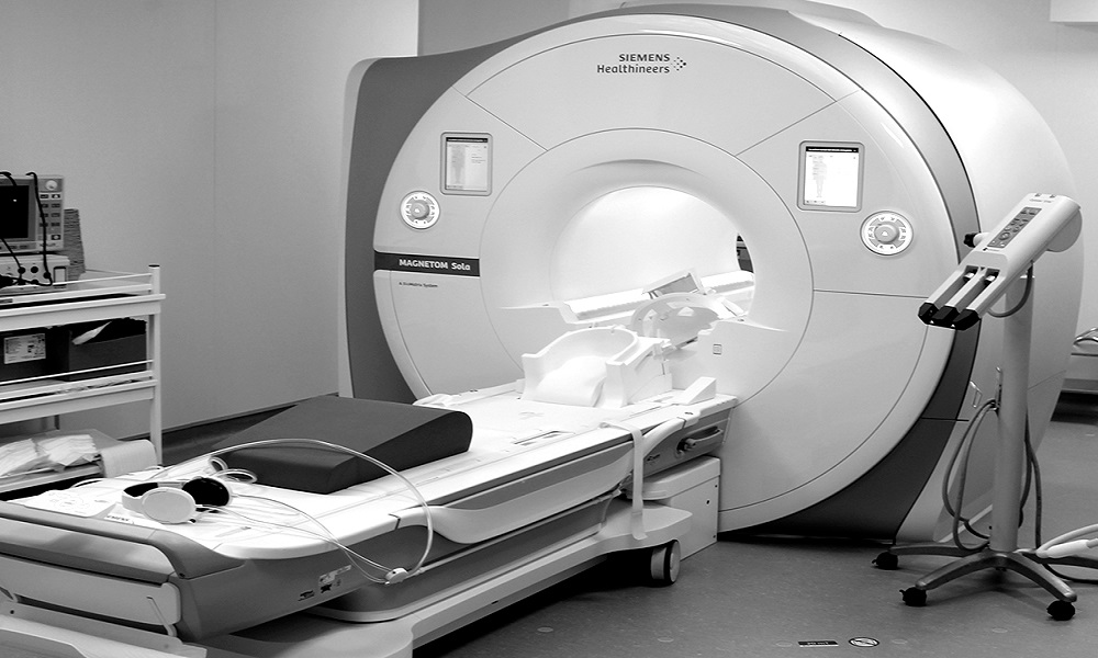 توفي بعد أن جذبه جهاز الرنين المغناطيسي!