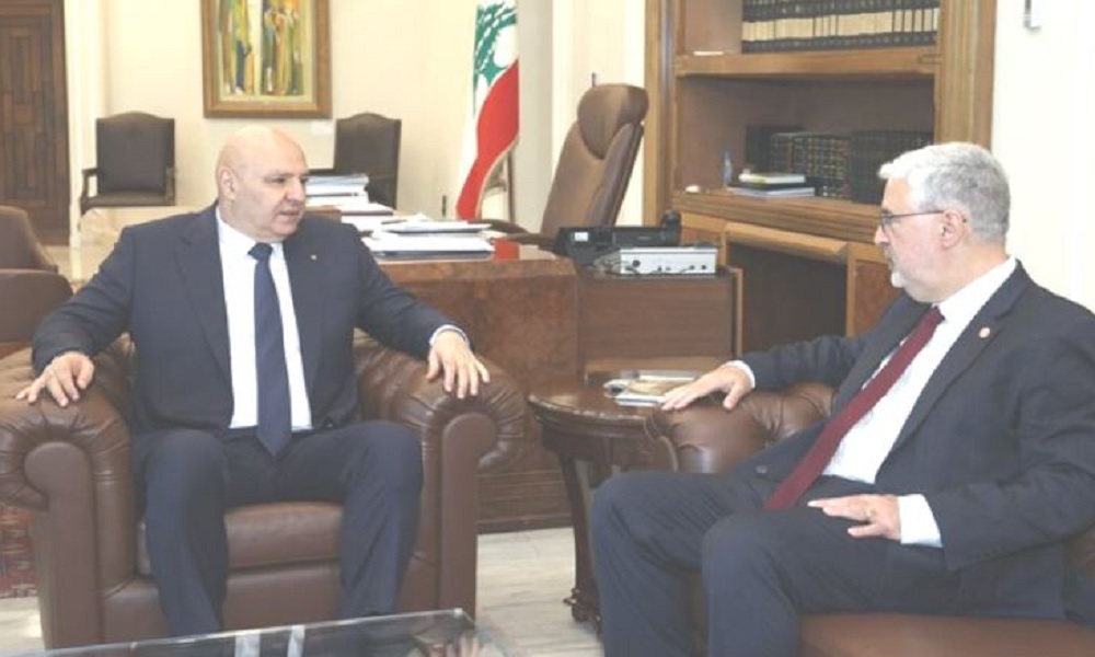 عون يطّلع من رئيس الجامعة الأميركية على أوضاعها
