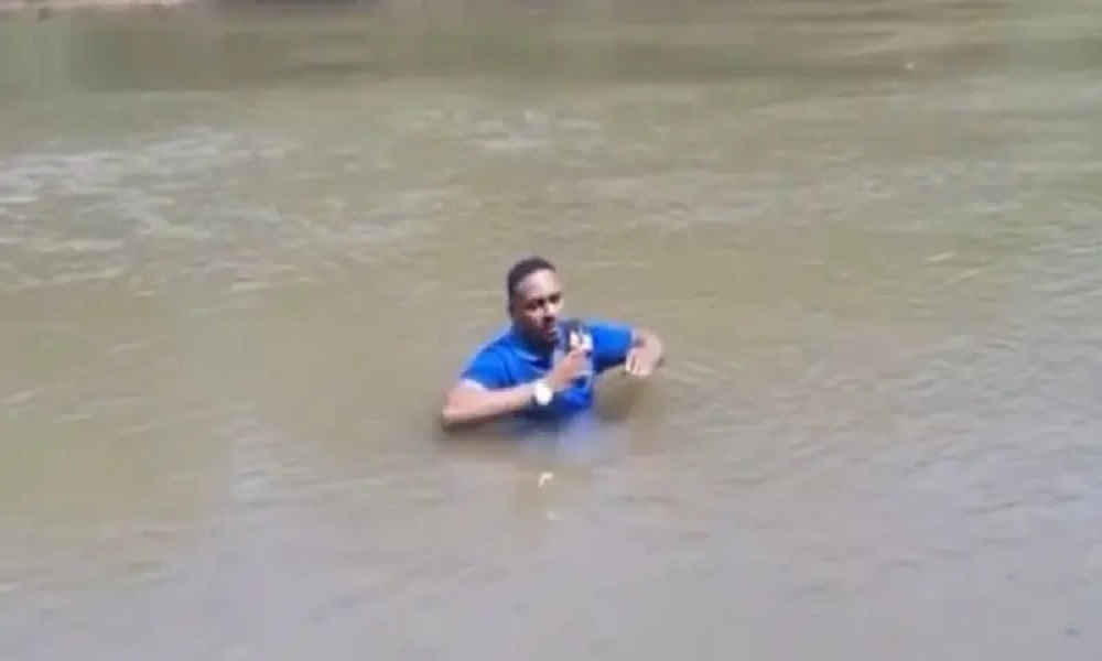 بالفيديو: مراسل يعثر على جثة طفلة مفقودة عى الهواء!