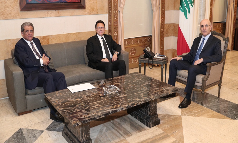 لقاء في “الداخلية” بحث الأمن في المعاملتين