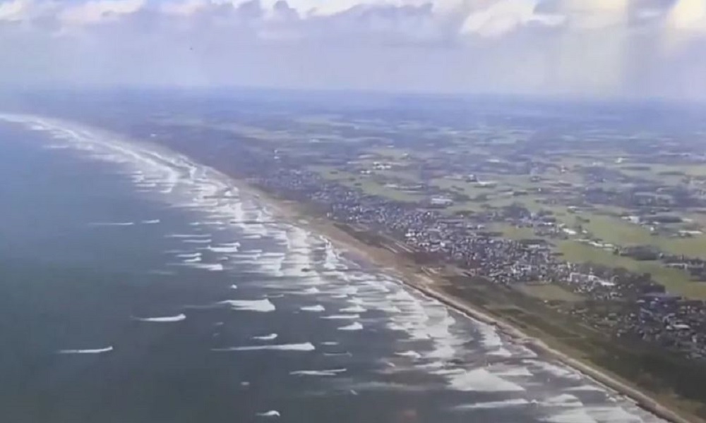 بالفيديو: أمواج تسونامي تضرب سواحل اليابان