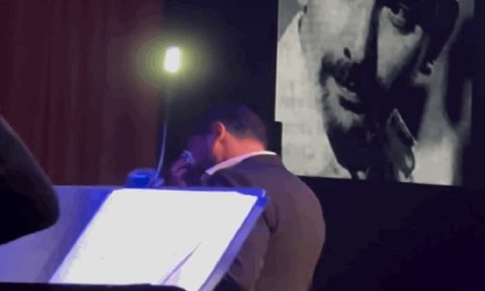 بالفيديو: محمد خيري يبكي زياد الرحباني على المسرح!