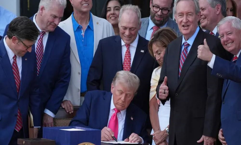 ترامب يوقع قانون خفض الضريبة والإنفاق