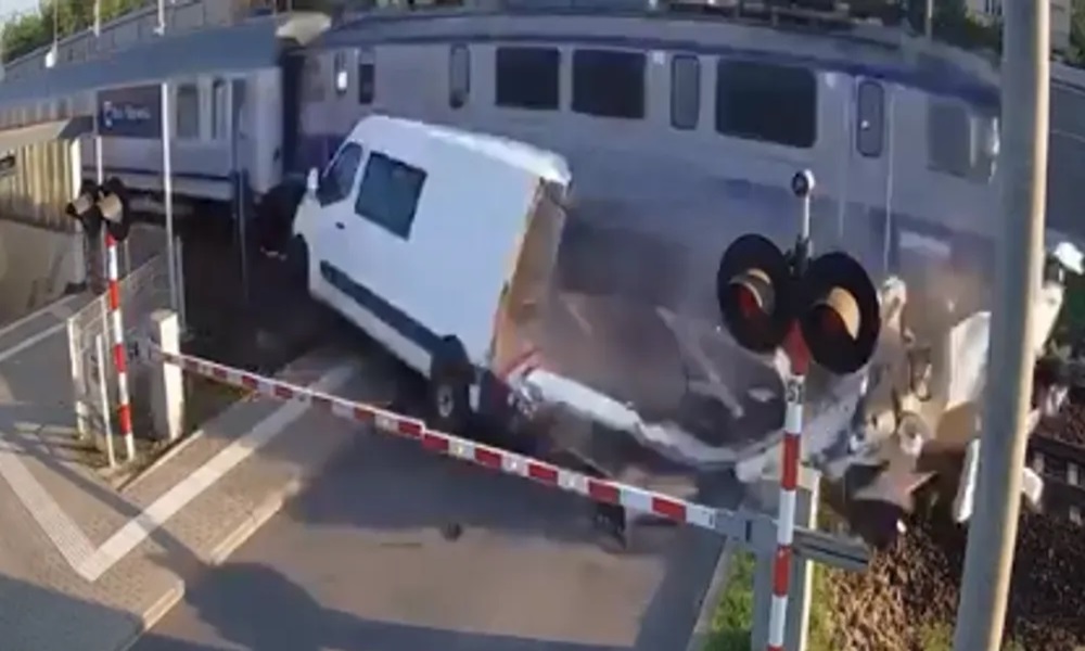 بأعجوبة… نجاة سائق من حادث خطير مع قطار!