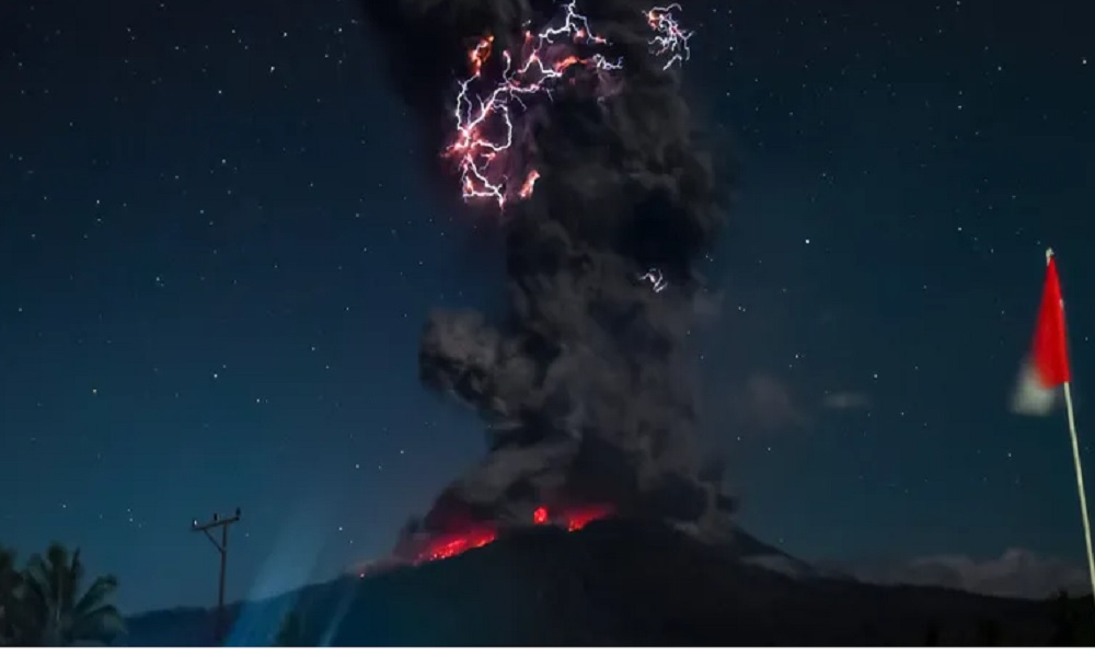 بركان ثائر يربك حركة الطيران في إندونيسيا