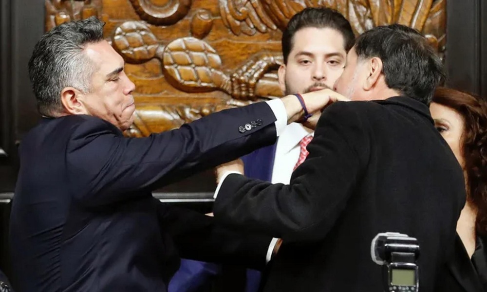 بالفيديو- مجلس شيوخ يتحول لحلبة مصارعة!