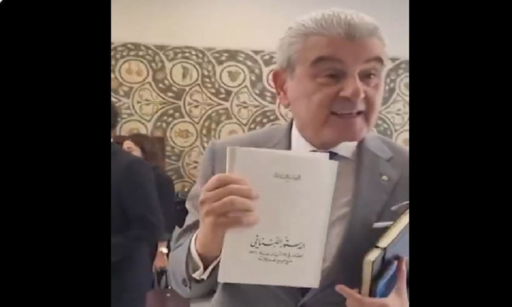 وزير الصناعة حاملًا الدستور: “هيدا الأساس” (فيديو)