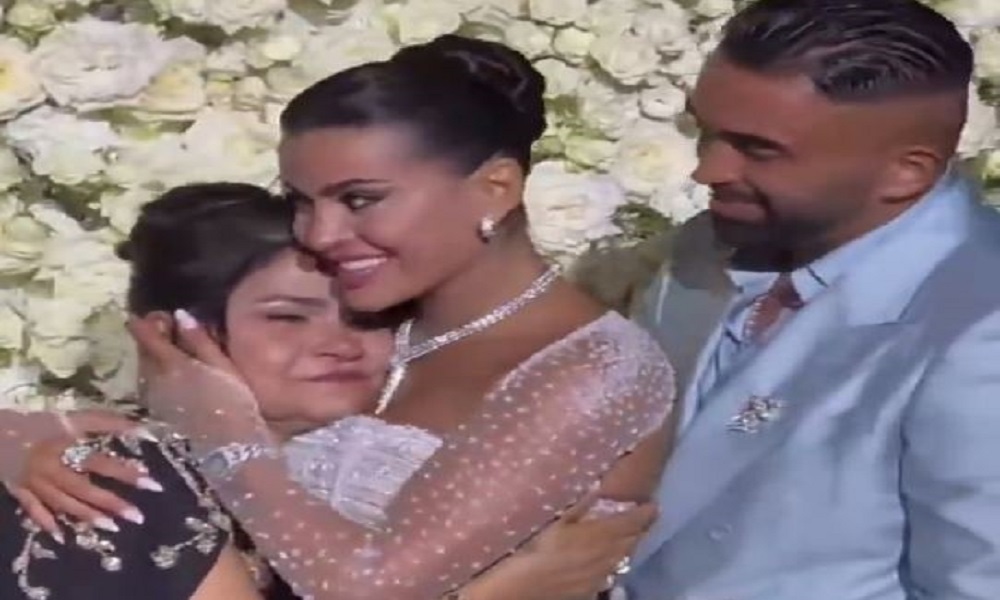 بالفيديو: إليسا تغنّي ويومي ووالدتها تبكيان