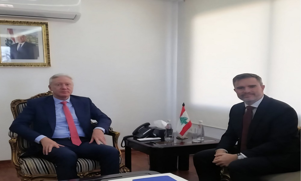 رجي تسلم نسخة من أوراق اعتماد السفير الكندي الجديد