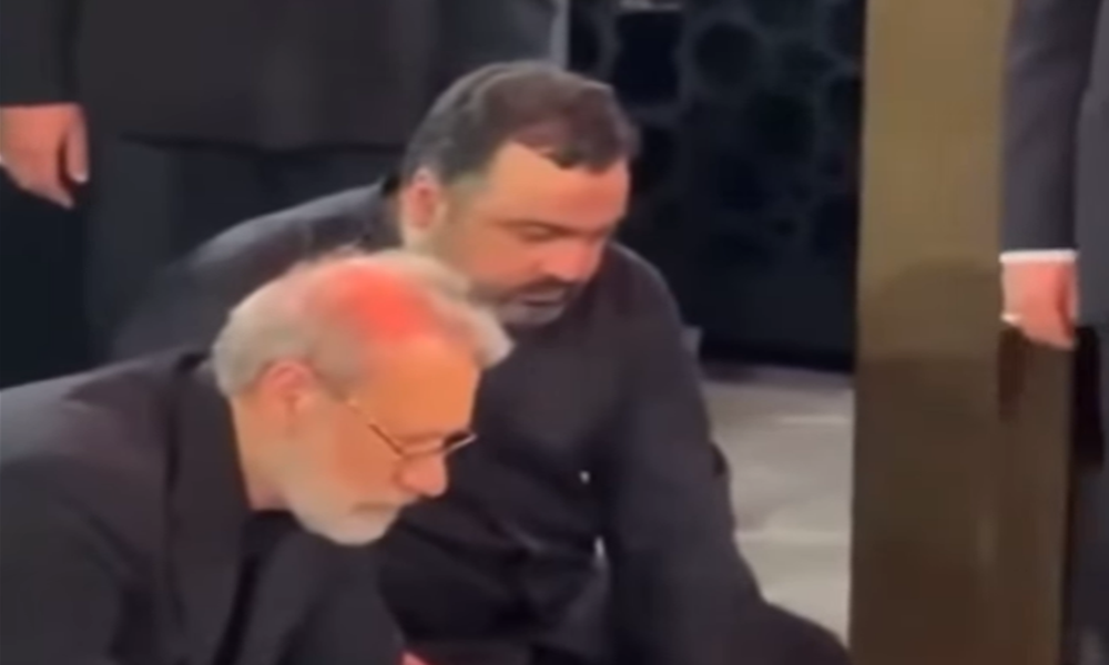 بالفيديو- لاريجاني يقبّل ضريح نصرالله!