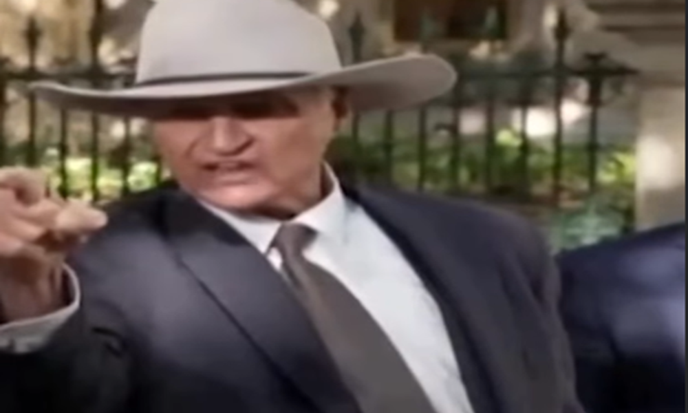 بالفيديو- نائب يفقد أعصابه بعد سؤال عن جذوره اللبنانية!