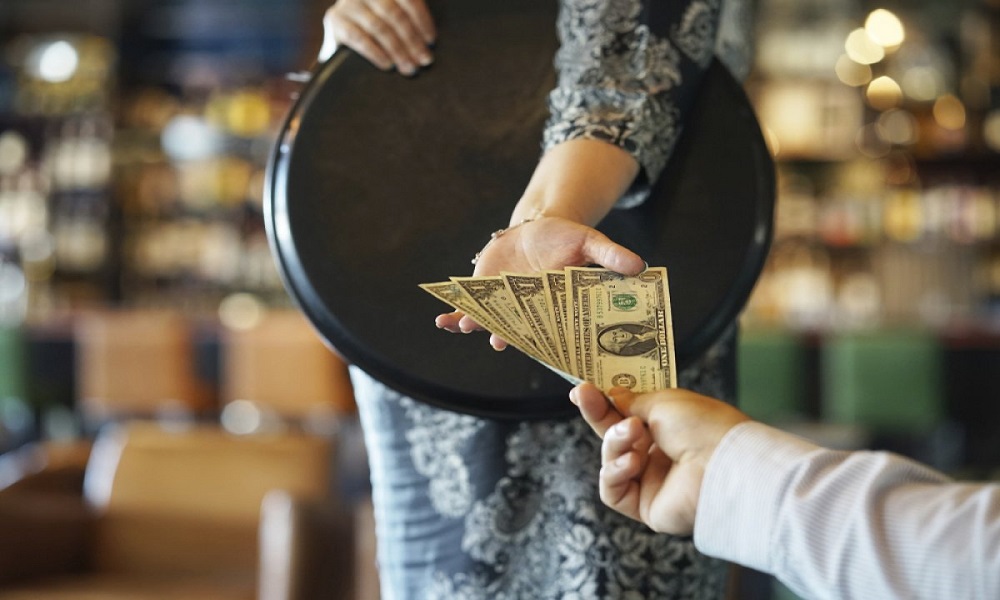 بقشيش المطاعم: إكرامية طوعية تضاعف الراتب