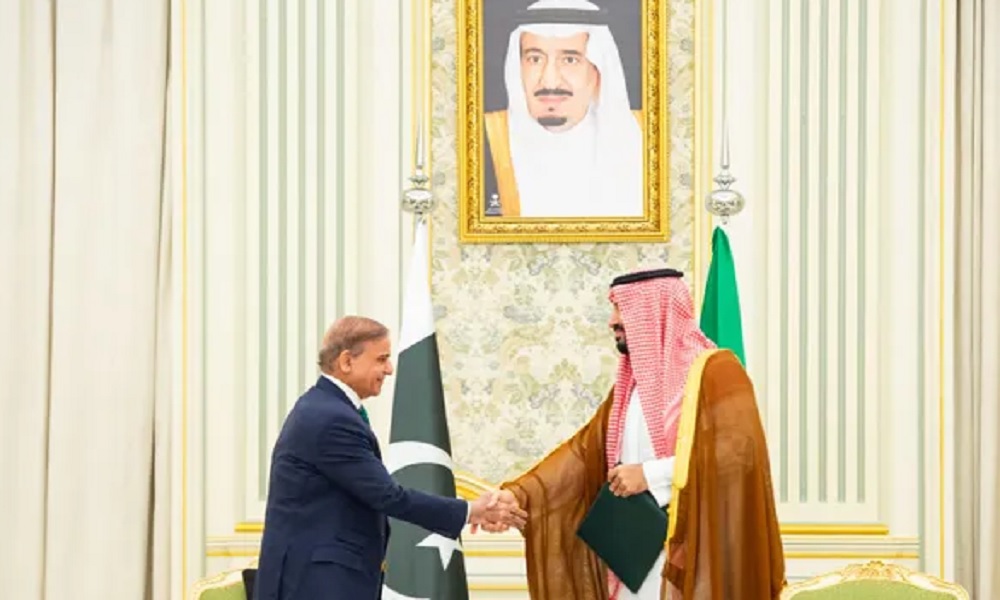 السعودية وباكستان توقعان اتفاقية للدفاع المشترك