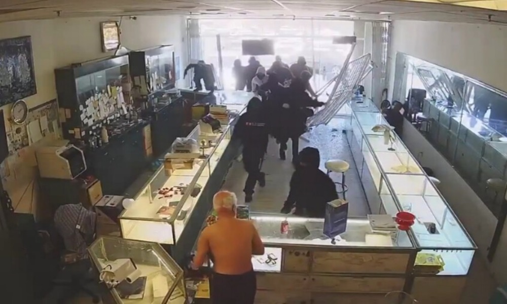 بالفيديو: سطو مسلّح على متجر مجوهرات في الولايات المتحدة